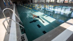 Tragedia en Illinois: estudiante de secundaria sufrió un derrame cerebral tras una práctica de natación