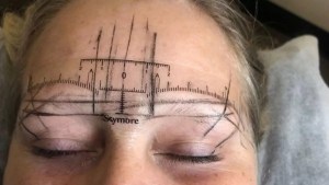 Fallo épico en Míchigan: Lo que tuvo que hacer una mujer para ocultar terrible error en sus cejas por microblading