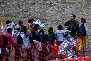 Migrantes son transportados diariamente a ciudades fronterizas para aliviar la presión en Eagle Pass