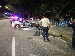 Un Corvette se estrelló en la autopista Francisco Fajardo y dejó un fallecido (VIDEO)