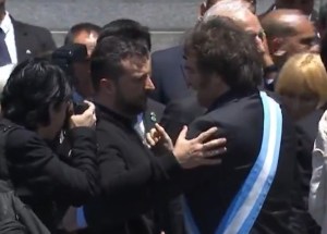 EN VIDEO: El abrazo entre Zelenski y Milei tras el acto de investidura en Argentina
