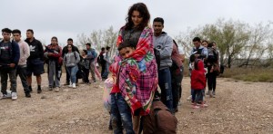 Una avalancha migratoria en la frontera con México complica al gobierno de Joe Biden