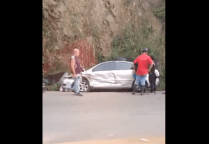 Siguen los accidentes: camioneta sin frenos impactó contra un carro en El Junquito (VIDEO)