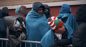 En vísperas de la Navidad, migrantes venezolanos se enfrentan a desalojos en albergues de Nueva York