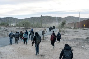 Estadounidenses quedaron atrapados en México por el cierre de una frontera y piensan cruzar ilegalmente