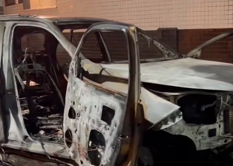 Hinchas del Santos queman el carro de Steven Mendoza, enojados por el descenso del equipo (Fotos)