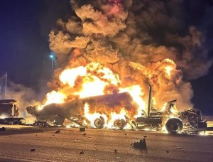 Aterrador: camión cisterna de combustible se estrelló en autopista de Florida y provocó enorme bola de fuego