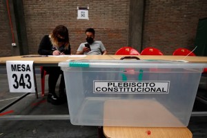 Abren centros de votación en Chile para plebiscito sobre nueva propuesta de Constitución