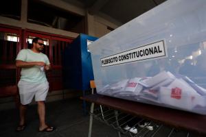 Más del 55 % de los chilenos rechazan una Constitución conservadora, por segunda vez