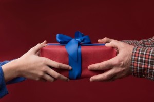 VIDEO: Gastó mucho dinero en el regalo del “amigo secreto” y lo que recibió él lo indignó