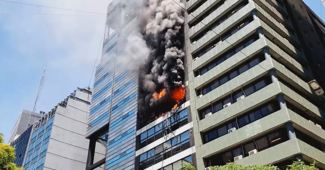 Tensión en Argentina: registraron fuerte explosión en un edificio del Ministerio de Trabajo en Buenos Aires (FOTOS)
