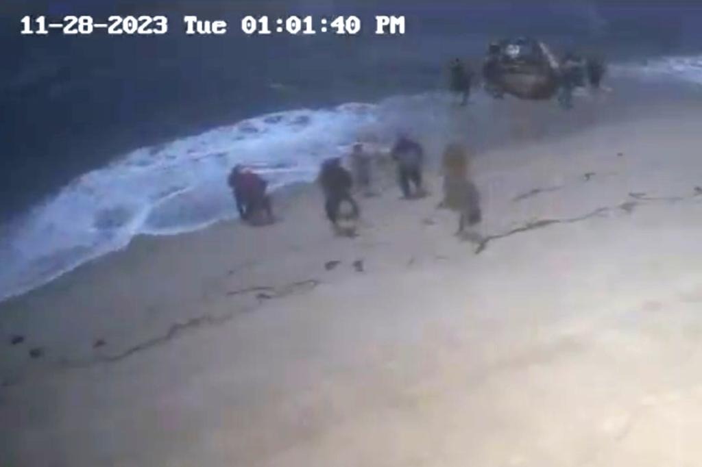 Barco repleto de inmigrantes aparece en playa de Malibú, cerca de la casa de Barbra Streisand