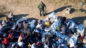 Texas promulga ley fronteriza que penaliza la entrada irregular al estado: inmigrantes serían arrestados