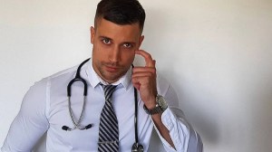 Se hizo viral por ser “el doctor más sexy del mundo” y su fama lo convirtió en un “estafador”