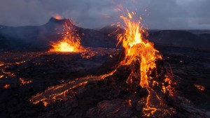 Captan el momento en el que hace erupción un peligroso volcán en Islandia (VIDEO)