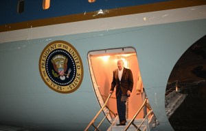 Captan a Biden “inestable y confundido” mientras aborda el Air Force One después de unas cálidas vacaciones