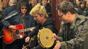 Green Day junto a Jimmy Fallon sorprenden con concierto en el metro de Nueva York (VIDEO)