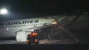 Un avión con unos 400 pasajeros se incendia en el aeropuerto japonés de Haneda (VIDEO)