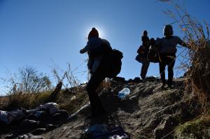 Llegada de migrantes a EEUU bajó después que México aumentara detenciones