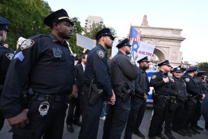 Gobernadora de Nueva York recorta el presupuesto de policías y bomberos para albergar a más migrantes