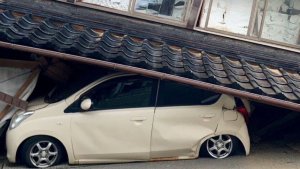 Al menos seis personas quedaron atrapadas bajo los escombros tras el terremoto de Japón