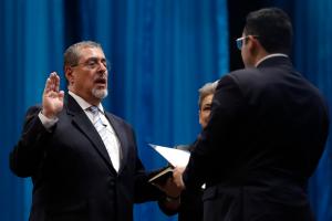 Presidente de Guatemala volvió a citar al fiscal que trató de obstaculizar su investidura