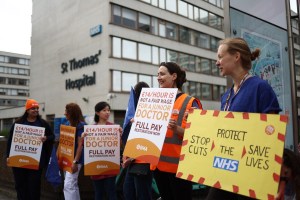 Los médicos residentes de Inglaterra inician una histórica huelga de seis días