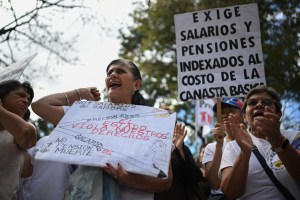 “Nos tocan migajas”: educadores y trabajadores públicos reclaman aumento salarial en Venezuela