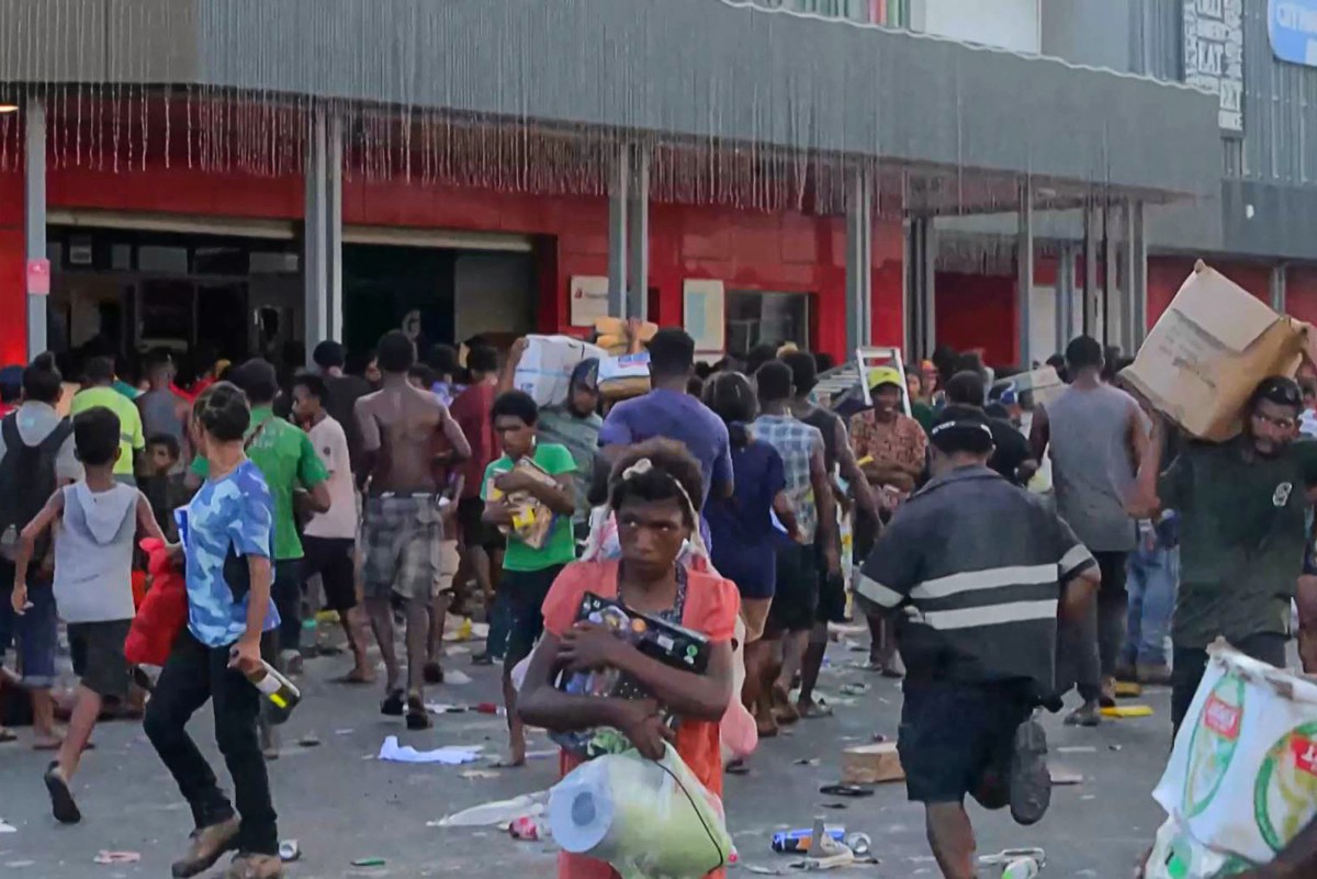 Vándalos aprovecharon una protesta policial para saquear negocios en Papúa Nueva Guinea: hay 16 muertos