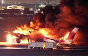 Pilotos de Japan Airlines no vieron al otro avión ni el incendio