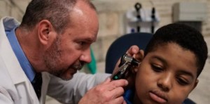 Un niño sordo escucha por primera vez a su padre gracias a un revolucionario tratamiento en EEUU
