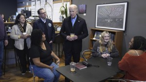 VIDEO: El incómodo gesto de una adolescente cuando Biden se le acercó a susurrarle algo