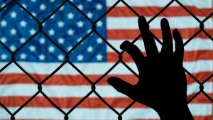 Cómo un deportado puede volver a EEUU: especialista aclara dudas al respecto