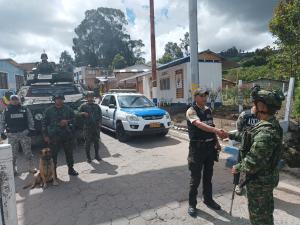 Colombia desplegó cerca de 180 militares en la frontera con Ecuador