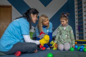 Psicólogos intentan rescatar la infancia de los niños ucranianos en medio de la guerra