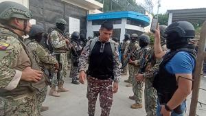 Más de 40 funcionarios retenidos por presos fueron liberados en Ecuador