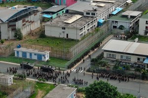 Militares entran en cárcel de Ecuador tras asesinato de fiscal antimafia