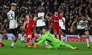 Liverpool resistió el ataque del Fulham para avanzar a la final de la Copa de la Liga