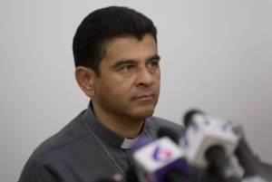 El Vaticano recibió al obispo Rolando Álvarez y 18 religiosos tras ser desterrados por la dictadura de Nicaragua