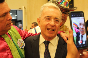 Álvaro Uribe fue recibido en el Capitolio de Florida por los republicanos