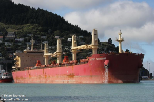 Misil lanzado por los hutíes destrozó un carguero repleto de contenedores en el mar Rojo (VIDEO)