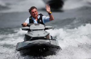 Policía brasileña citó a Jair Bolsonaro por “molestar a una ballena”
