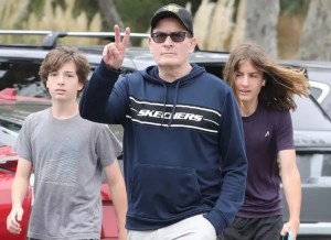 Charlie Sheen obtendrá la custodia total de sus hijos si su ex esposa da positivo en la prueba de drogas