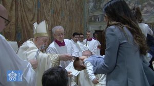 El papa Francisco bautiza a niñas y niños en la capilla Sixtina (IMÁGENES)