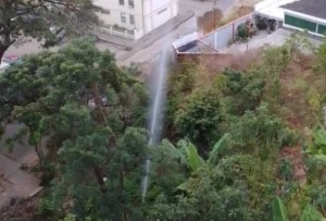 “Nueva fuente” de HidroCapital: vecinos de Coche denuncian tubería rota de agua blanca