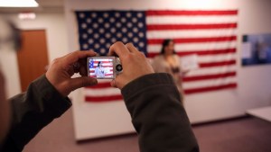 Más inmigrantes aplican por la ciudadanía de EEUU en año electoral