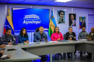 Mientras maestros mueren de hambre, el chavismo reparte 30 mil dólares en un concurso en Anzoátegui