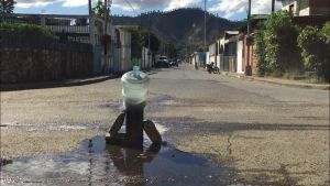 Desborde de aguas servidas y humo tóxico afectan a comunidad en Guárico