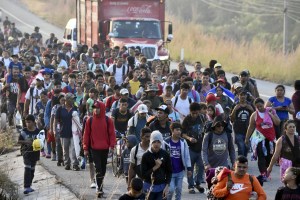 Migrantes pagan miles de dólares por amparos para llegar a la frontera norte de México