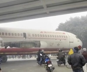 Video: un avión se quedó atrapado debajo de un puente y se volvió viral
